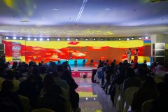 声鼎沸；正在熟悉的旋律中