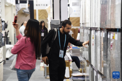 采购商正在第1交会第二期展会上查看建材产物